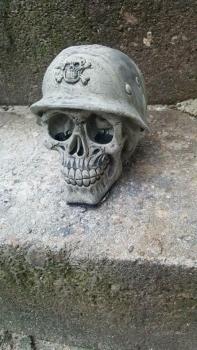 Gartenfigur Skull Totenkopf Stahlhelm